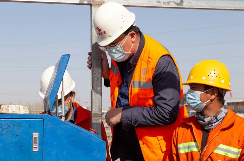 1587720346830464.jpg 4.检查张拉设备及拉伸率.jpg