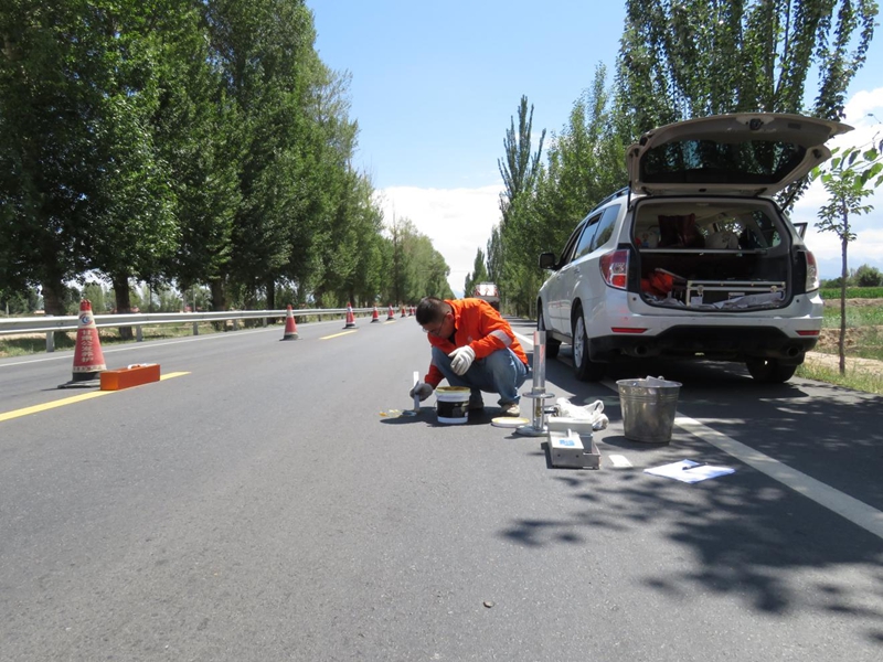 1596016931472804.jpg 路面渗水试验及路面构造深度检测.jpg