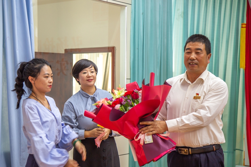 1600940585499911.jpg 5.为抢险队员献花.jpg