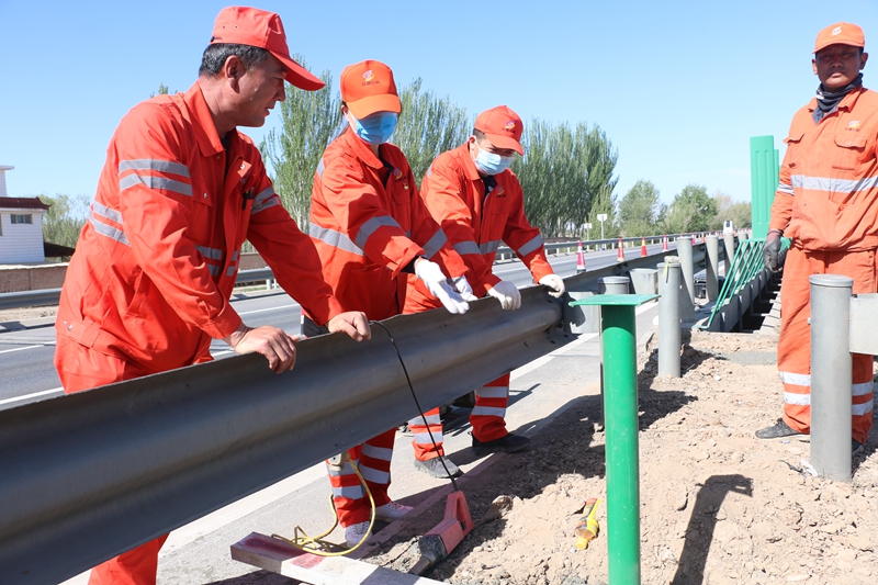 1620467548728062.jpg 班子成员指导交安设施维修工作-杨丽虹摄.JPG