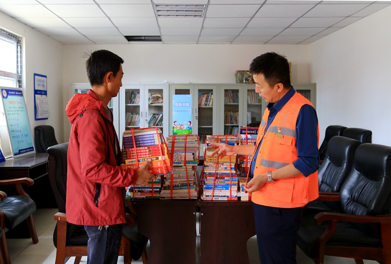 1631845452613003.jpg 为留守儿童捐赠书籍.JPG