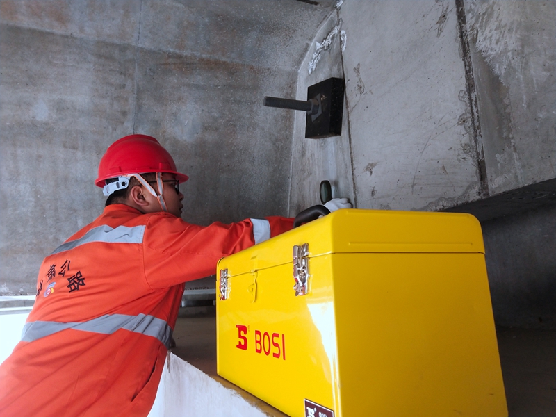 1617875769783898.jpg 技术人员检测桥涵.jpg