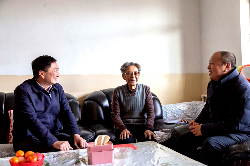 1610099454975616.jpg 1.黄灿芹处长一行入户老干部家中走访看望.jpg