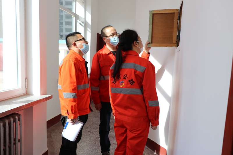 1612794634772576.jpg 检查职工宿舍电路设备(胡玲 摄).JPG