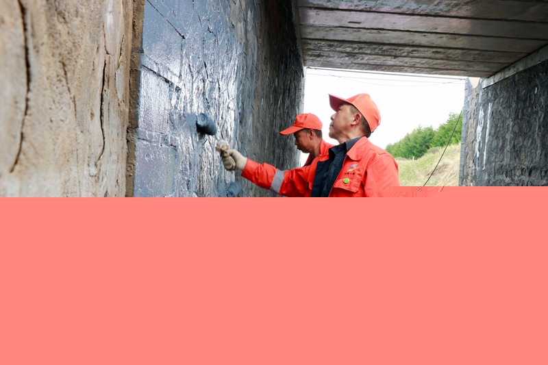 1593423102489110.jpg 民乐段养护职工涂装桥梁防腐材料(陈银国 摄).JPG