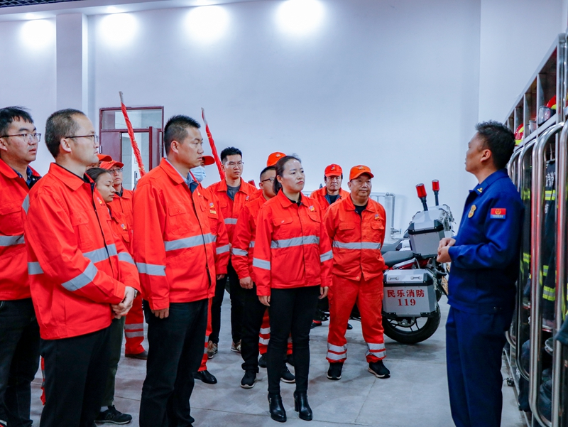 1618219690199386.jpg 参观学习消防物资(杨明月拍摄).jpg
