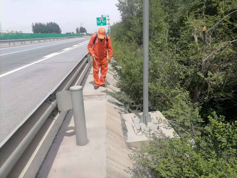 1623405044294143.jpg 对路肩缝隙杂草进行打药清除.jpg