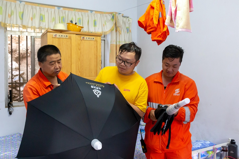 1600936646293295.jpg (张啸天摄)张掖公路局为抢险队员寄安全雨伞.jpg