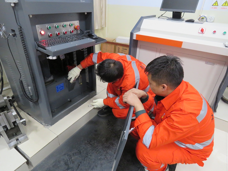 1614935300884525.jpg 检查万能压力机液压油.jpg