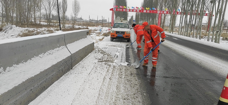 1575020227521272.jpg 3.S313线清理桥面积雪(何威摄).jpg