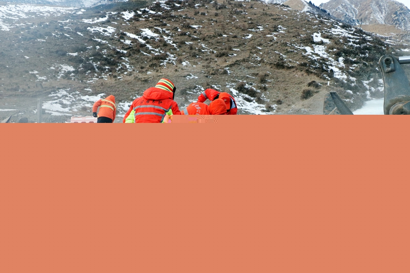 1580545937183877.jpg 民乐公路段党员应急保畅队配合开展道路清障工作(陈银国 摄).jpg