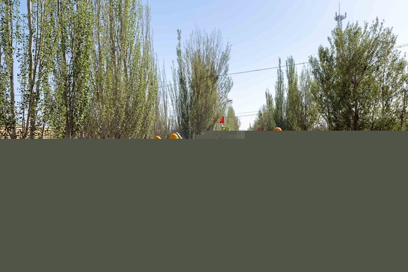 1622626558636713.jpg 清理路障(张啸天摄).jpg