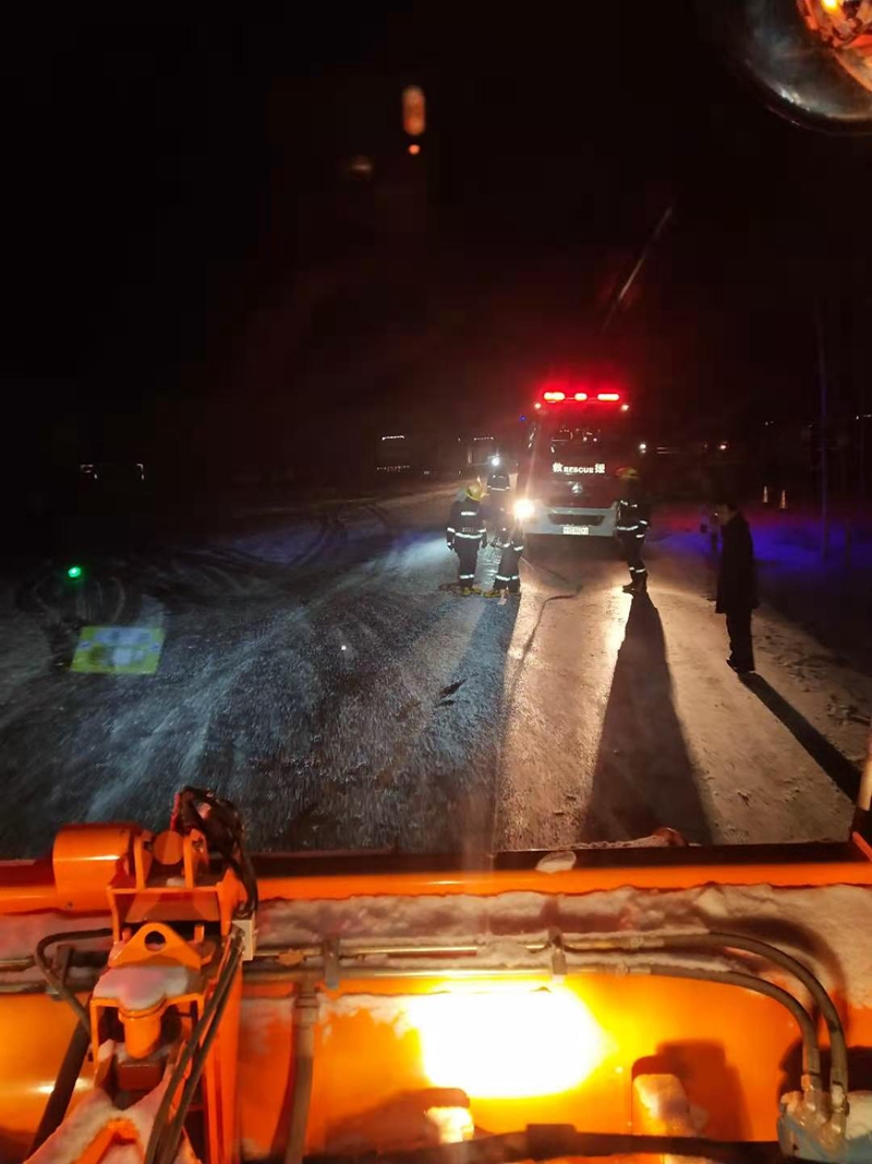 1607508954762505.jpg 撒布融雪盐清扫积雪王涛摄.jpg