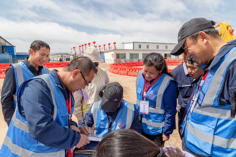 1619707203973550.jpg 裁判员在统计参赛选手成绩.jpg