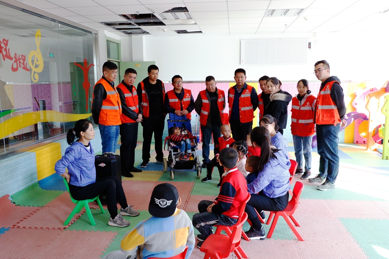 民乐段党员近距离感受民乐县智博特殊教育培训学校教学（陈银国  摄）.jpg