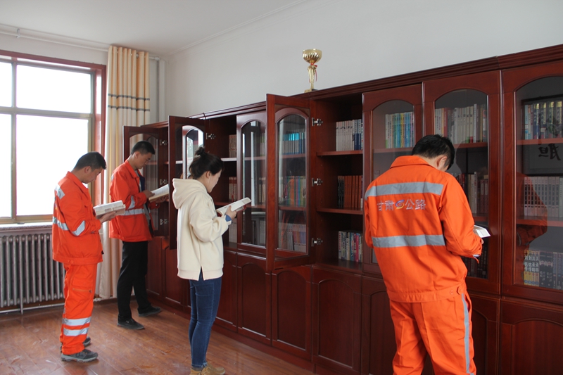 1587542136571871.jpg 借阅图书郑齐龙摄1.JPG