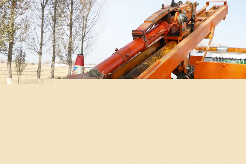 1575017221494266.jpg 民乐段设计改装的液压扁镐头(陈银国 摄).JPG