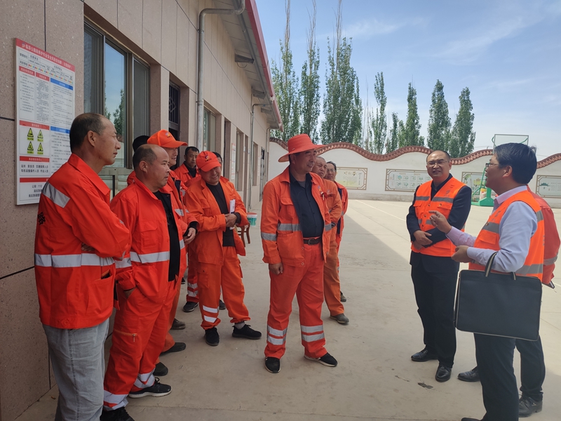 1622541610945636.jpg 和一线职工探讨交流.jpg