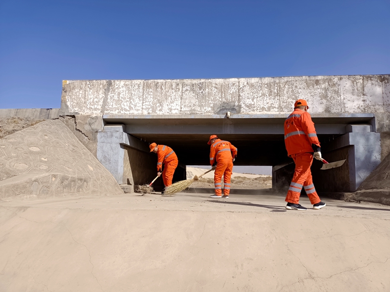 1618307161583540.jpg 清理涵洞垃圾.jpg