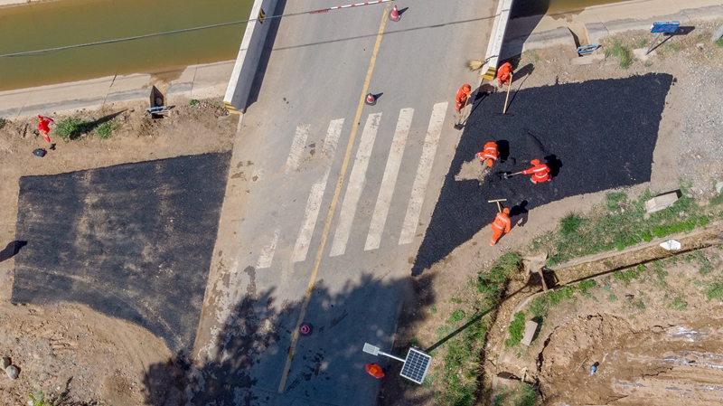 帮助群众硬化平交道口  张啸天 摄.jpg