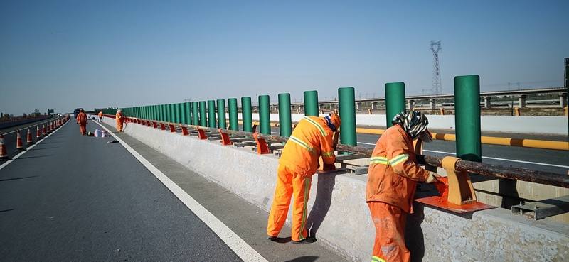 1571736290208170.jpg 粉刷防撞墙.jpg