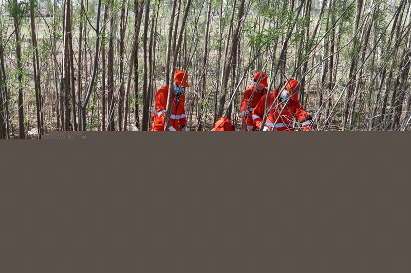 1620467565560883.jpg 捡拾路域垃圾--蒋梅芳摄.JPG