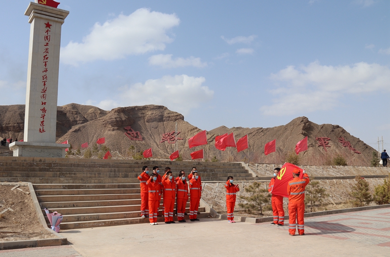 1585874814922090.jpg 在党旗下重温入党誓词.JPG