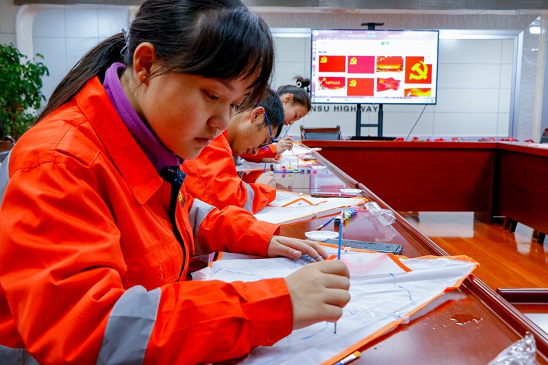 民乐公路段职工绘制风筝（杨明月  摄）.jpg