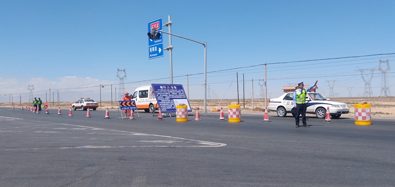 1620898770459811.jpg 与交警、路政部门协助限制过往车辆绕行.jpg