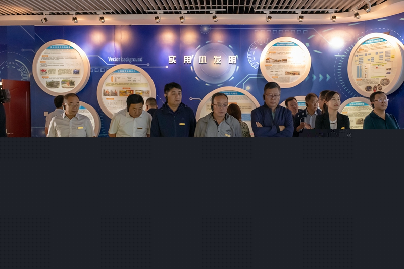 1598521262348403.jpg 3观摩职工创新工作室.jpg