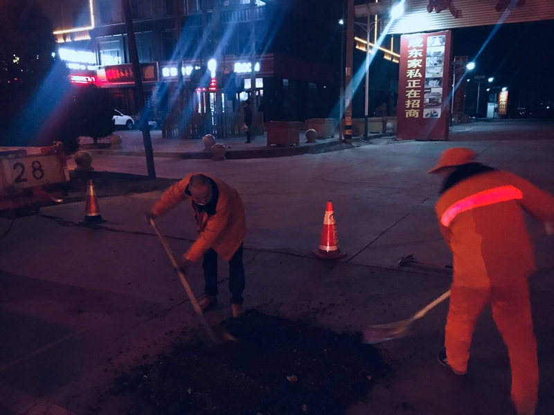 紧急处置路面病害陈全胜摄.jpg