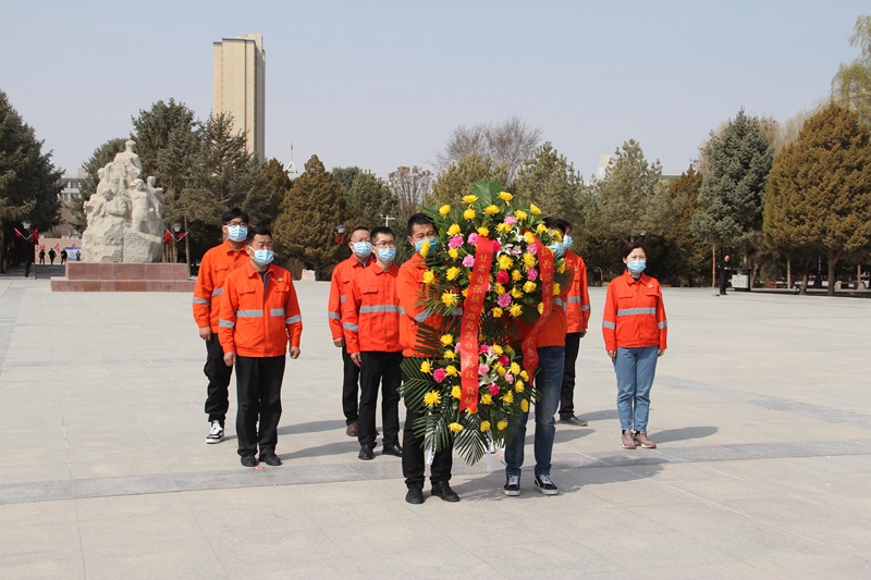 1585906530492035.jpg 高台段机关人员为先烈敬献鲜花-祁妍.jpg