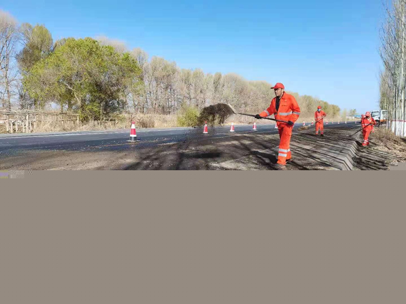 撒铺沙土清理路面柴油张泽摄.jpg