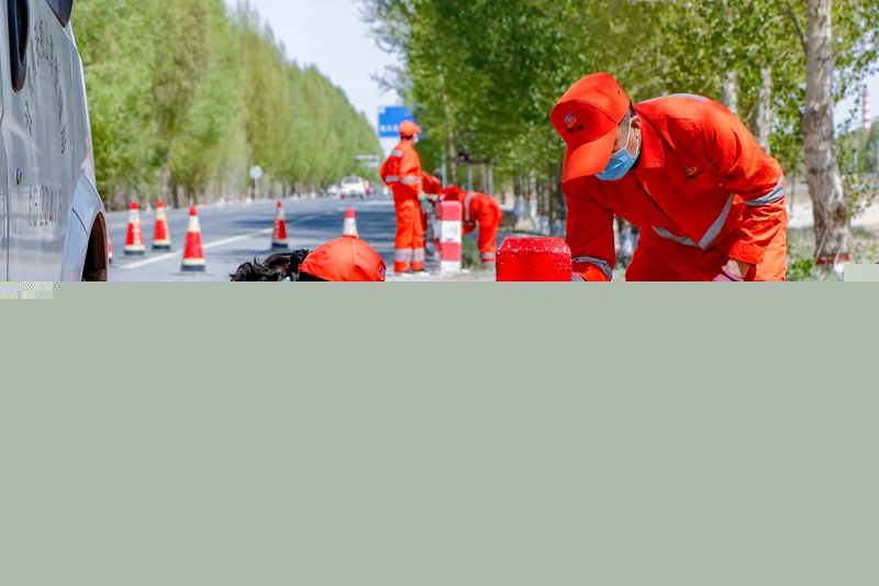 1622778331121785.jpg 党员带头粉刷示警桩(陈银国 摄).jpg