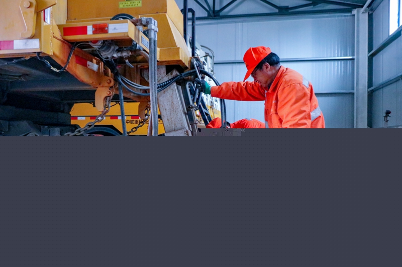 1601456807867714.jpg 检修调试除雪车.jpg