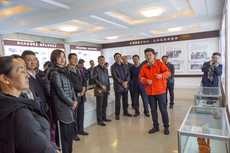 1573204392554203.jpg 1.参观镜铁公路段“八棵树”精神陈列室.jpg