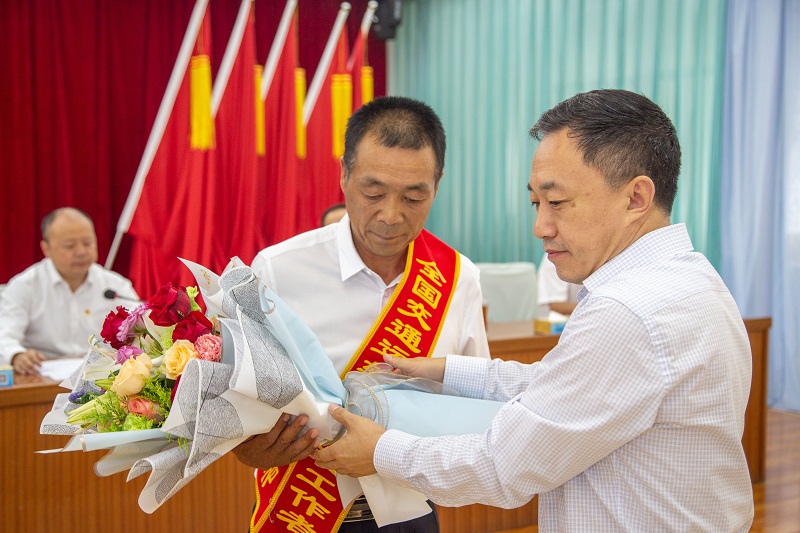 1593607877909788.jpg 3.为局优秀共产党员代表、“全国交通运输系统先进工作者”顾文礼同志佩戴绶带,献花.jpg