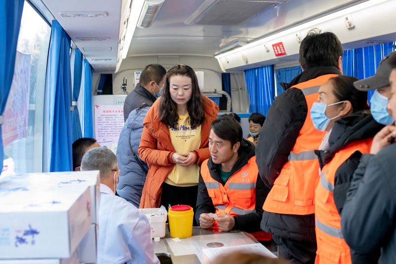 职工排队献血 （钟晓亮）.jpg