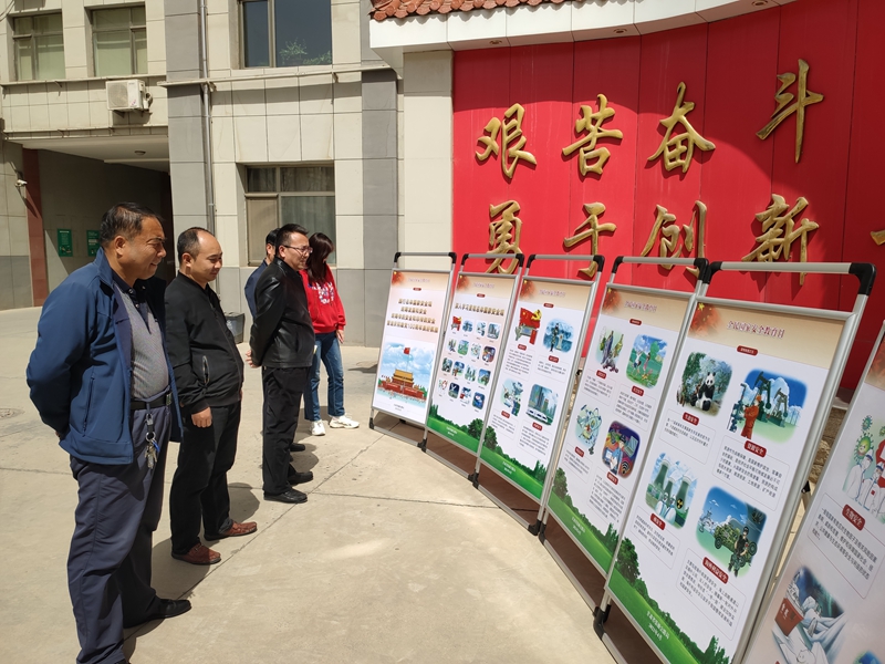 1618478705270206.jpg (局机关)职工驻足观看宣传海报.jpg