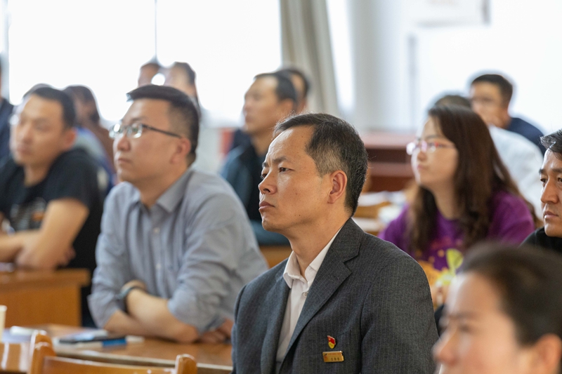 1600940601471261.jpg 6.认真聆听事迹报告.jpg