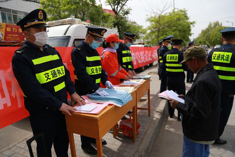 1589446029578316.jpeg 向过往群众发放传单薛文平摄.jpeg