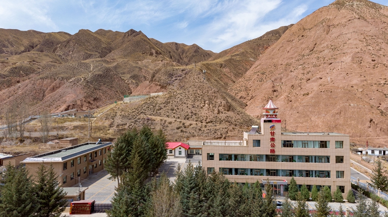 1587721074240319.jpg 春日里的肃南公路段。张啸天 摄.jpg