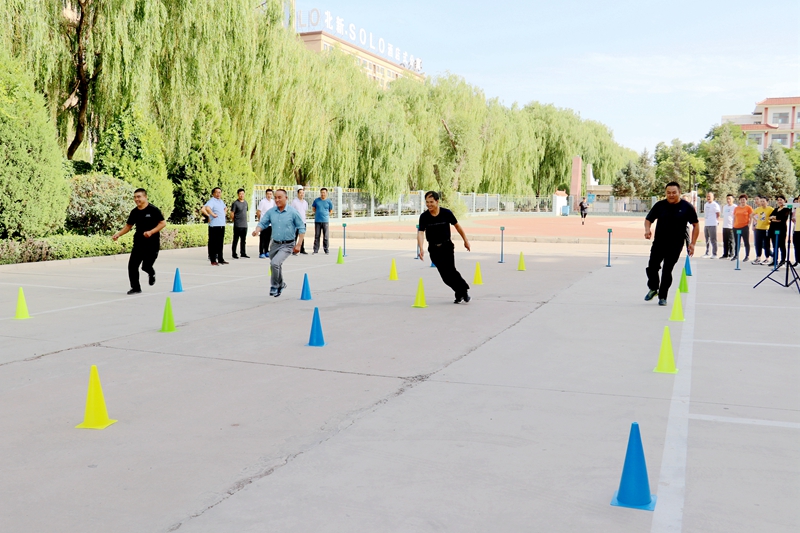 1596187203195654.jpg 50米绕杆跑.JPG