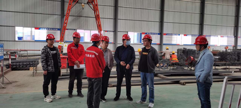 1622000496256904.jpg 督查组查看钢筋加工厂.jpg