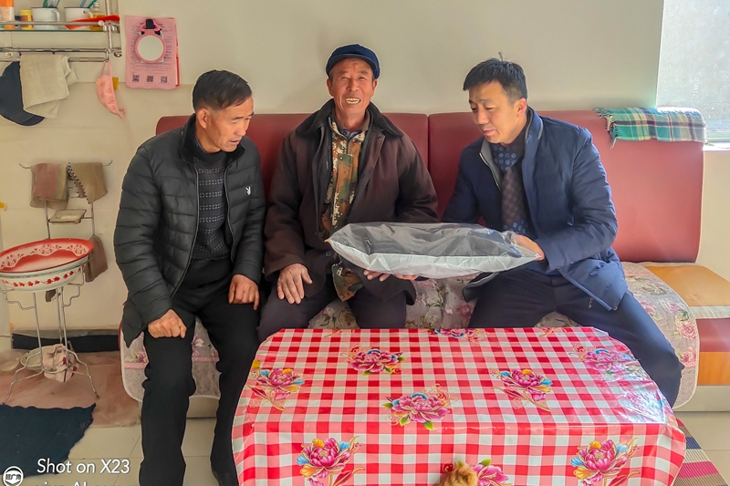 1607678116275488.jpg 为帮扶群众赠送御寒衣物(1).jpg