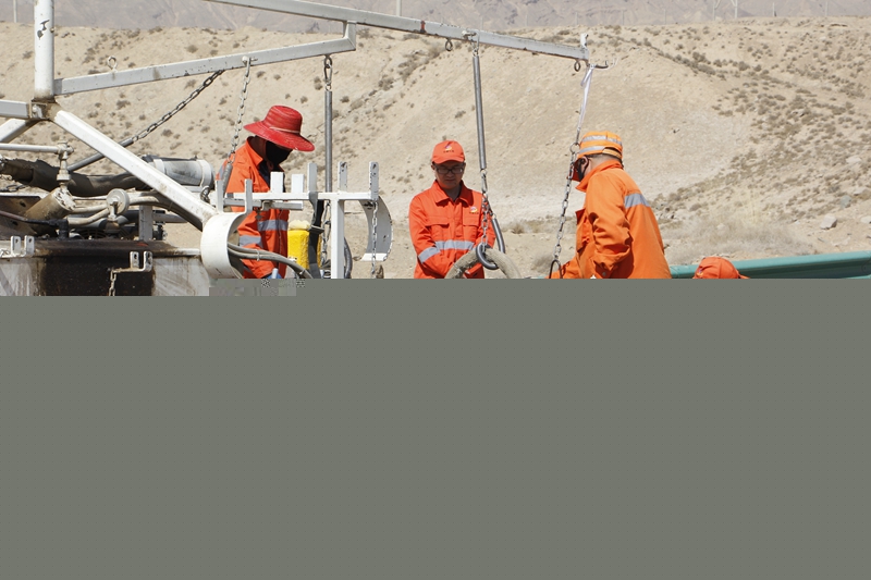 1616750390538237.jpg 青年职工现场学习灌缝工作要领.JPG