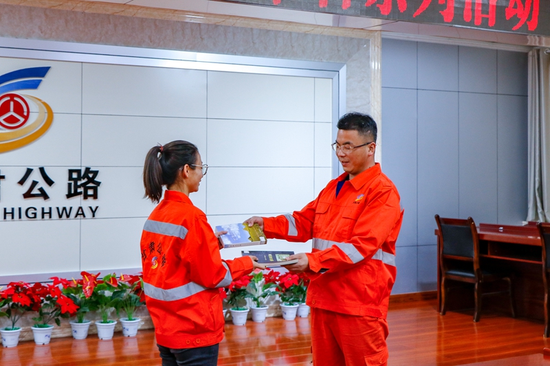 1619082234666447.jpg 职工相互赠送自己喜爱的书籍(杨明月 摄).jpg