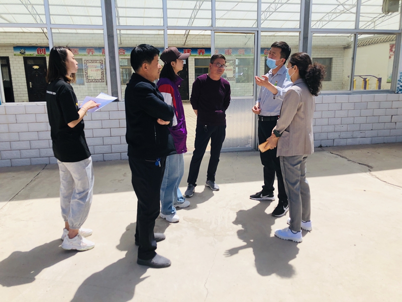 1591004842990551.jpg 局帮扶小组与驻村工作队商讨帮扶计划.jpg