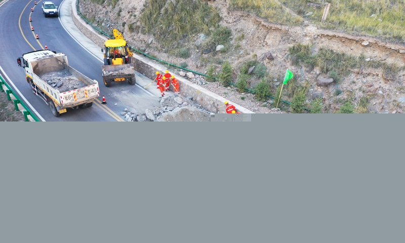 1631265991372581.jpg 机械清理泥石流 张海涛摄.jpg