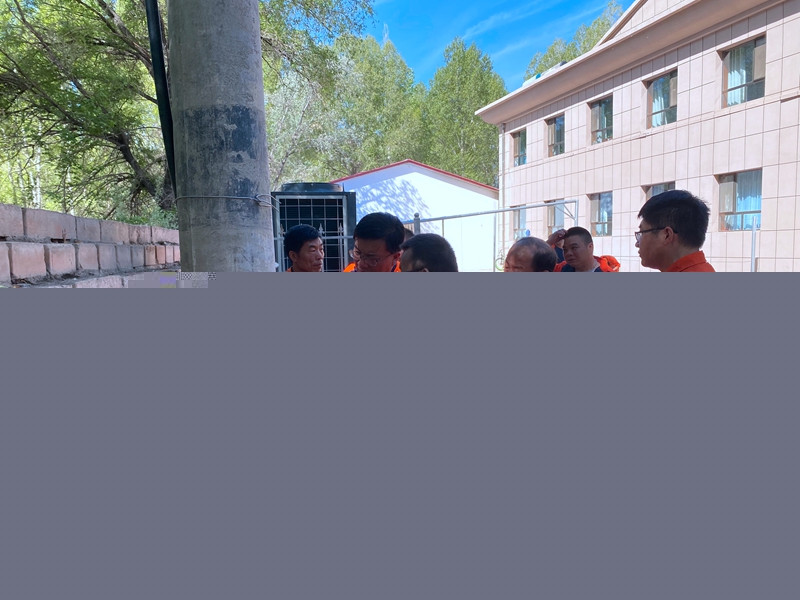 1622192096183387.jpg 黄汉斌总工检查用电安全(李志文摄).jpg